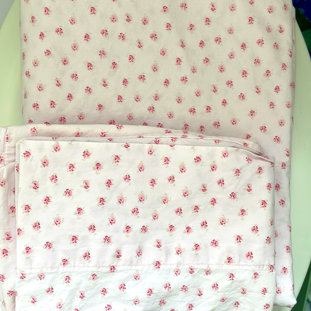 2 Simply Shabby Chic twin bed sheet & pillow case sets.  Mint condition.